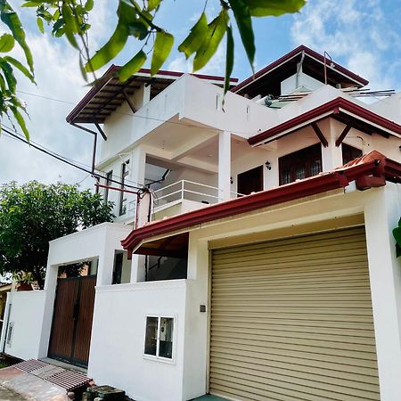 Sand & Surf Guest House Негомбо Экстерьер фото