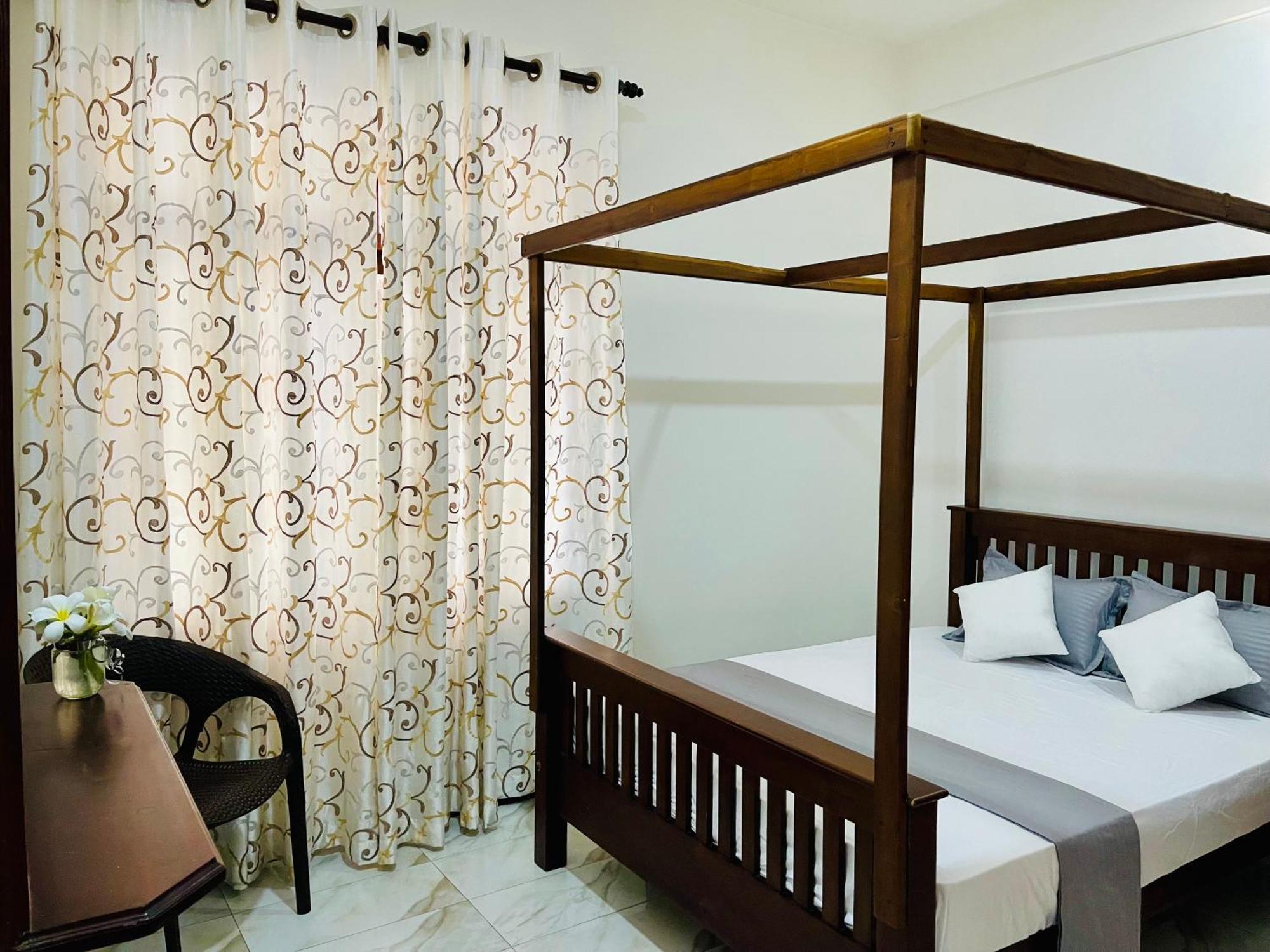 Sand & Surf Guest House Негомбо Экстерьер фото