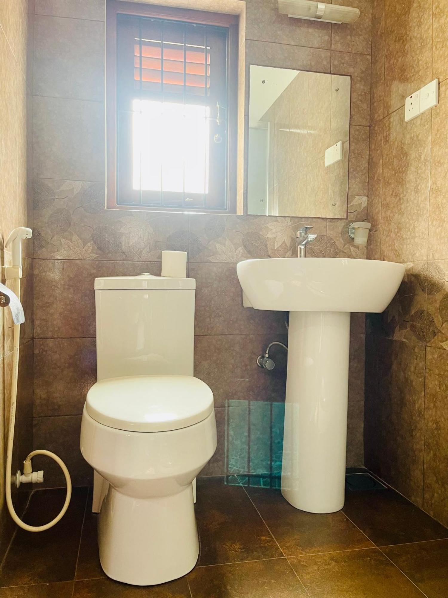 Sand & Surf Guest House Негомбо Экстерьер фото