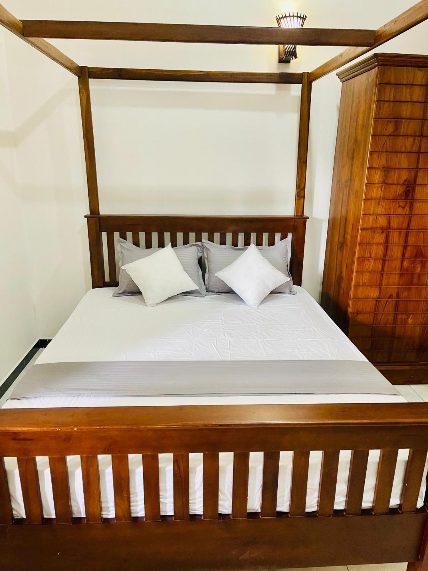 Sand & Surf Guest House Негомбо Экстерьер фото
