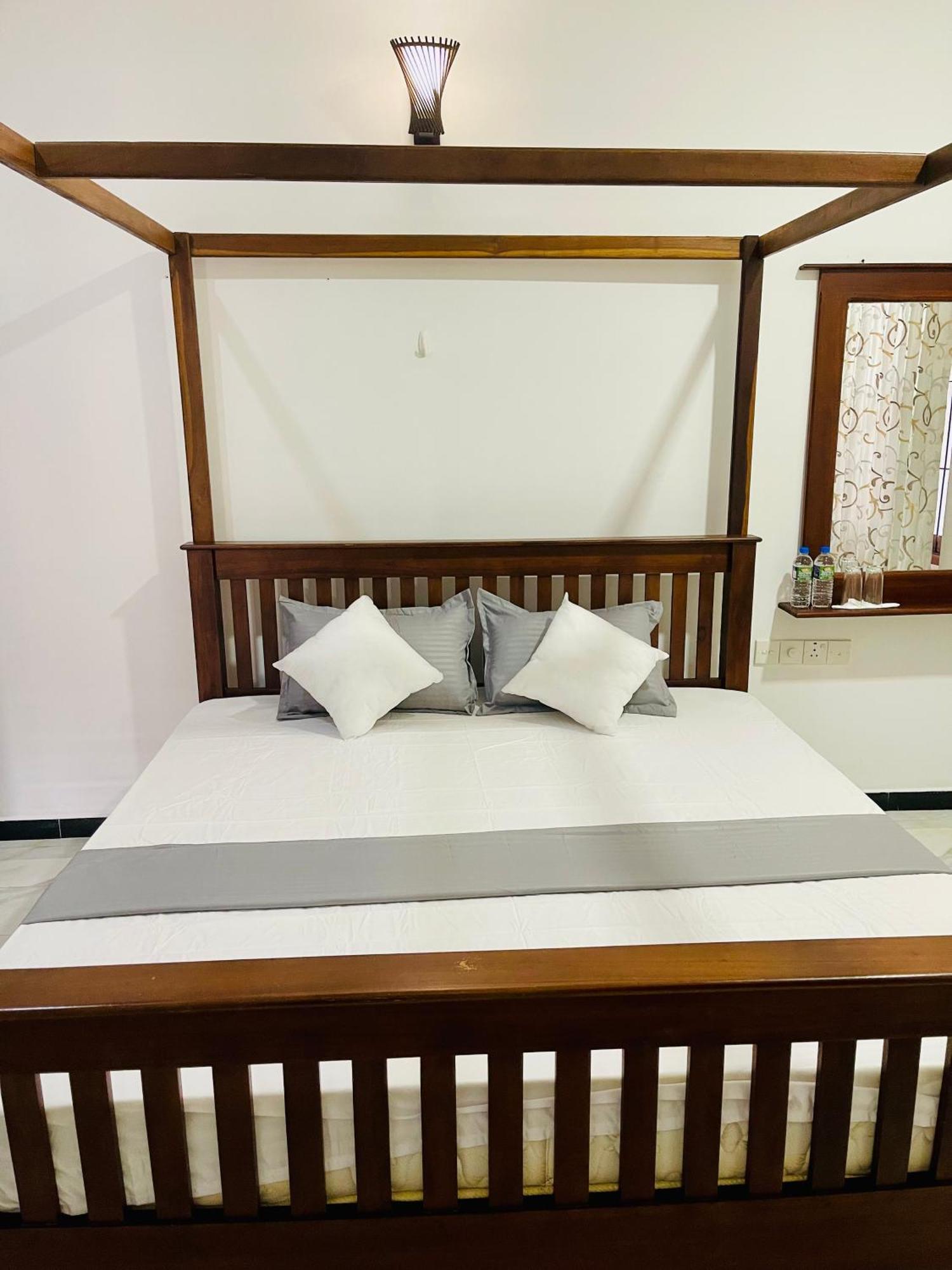 Sand & Surf Guest House Негомбо Экстерьер фото