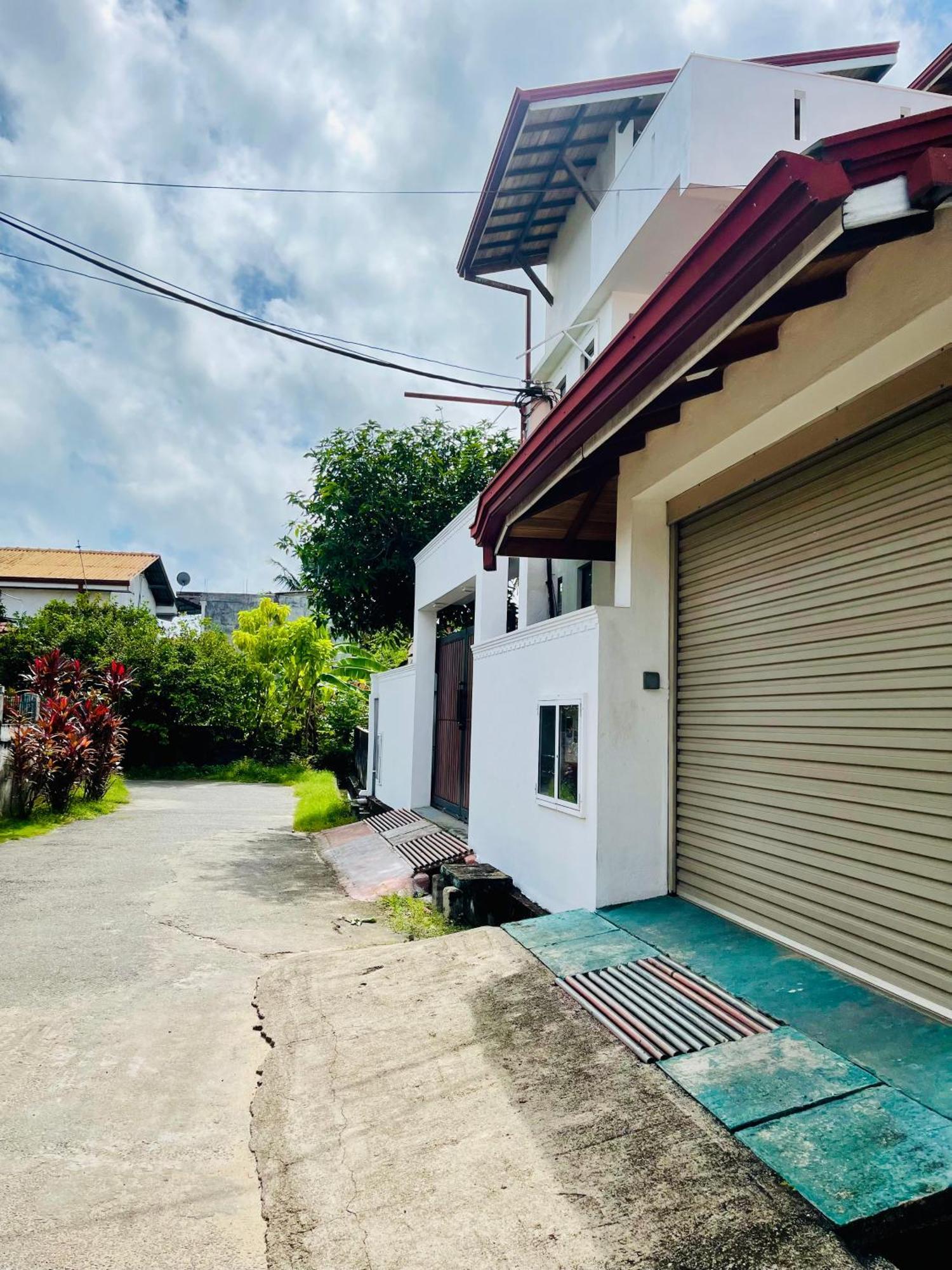 Sand & Surf Guest House Негомбо Экстерьер фото