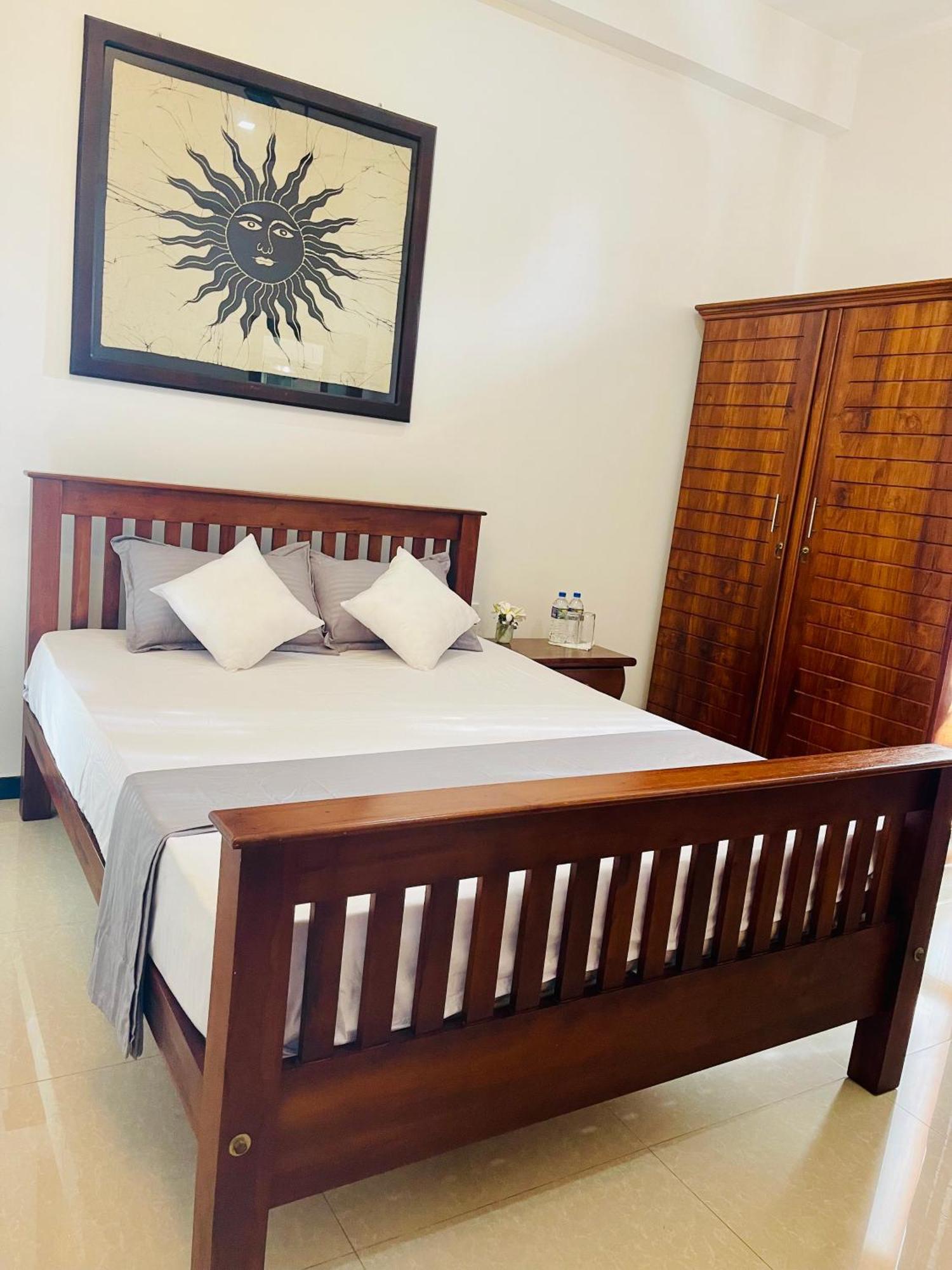 Sand & Surf Guest House Негомбо Экстерьер фото