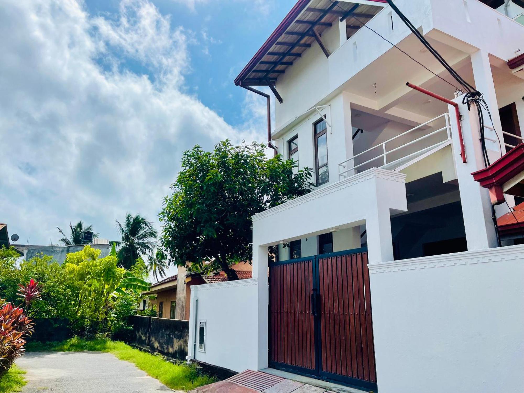 Sand & Surf Guest House Негомбо Экстерьер фото