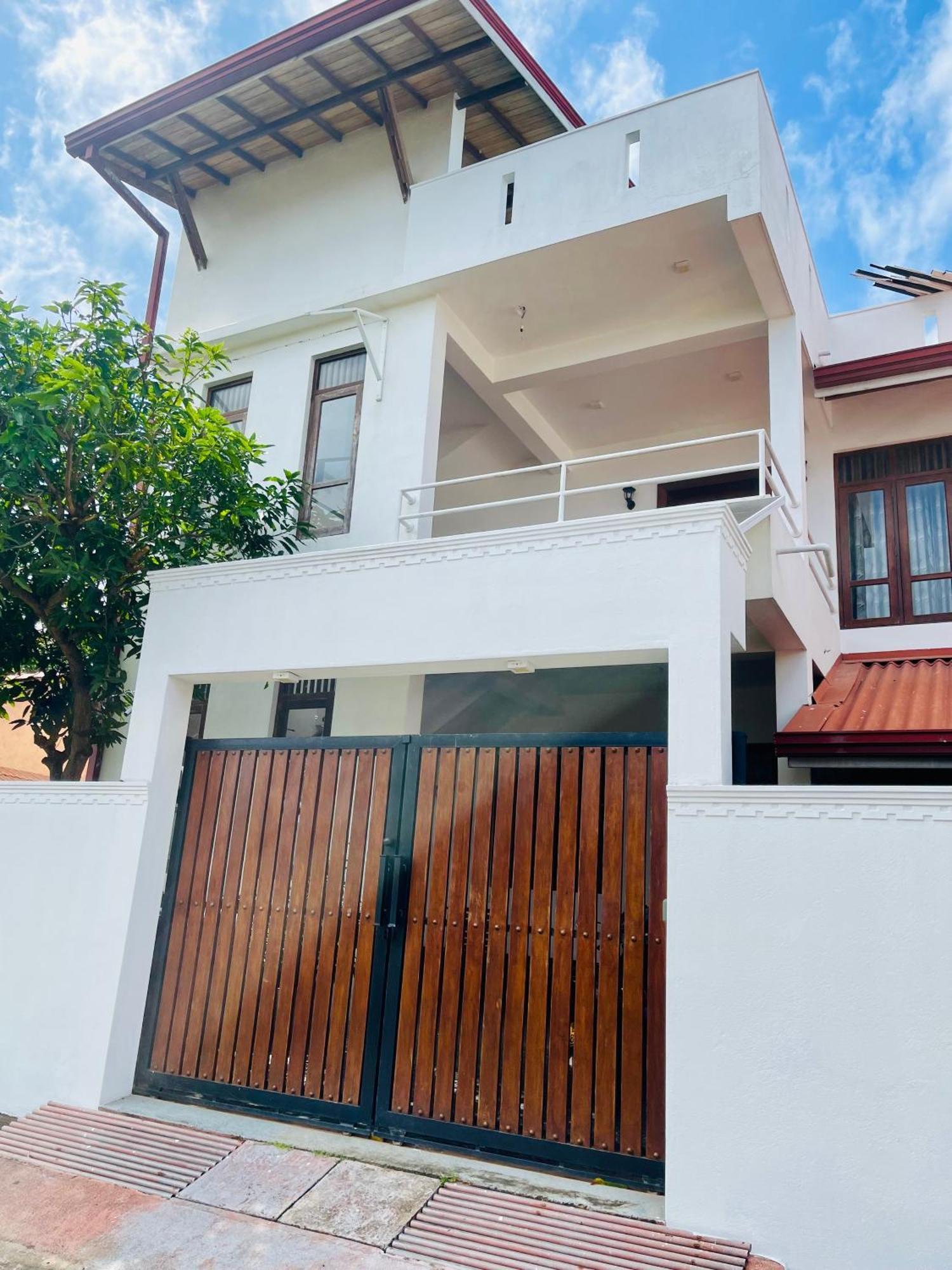 Sand & Surf Guest House Негомбо Экстерьер фото