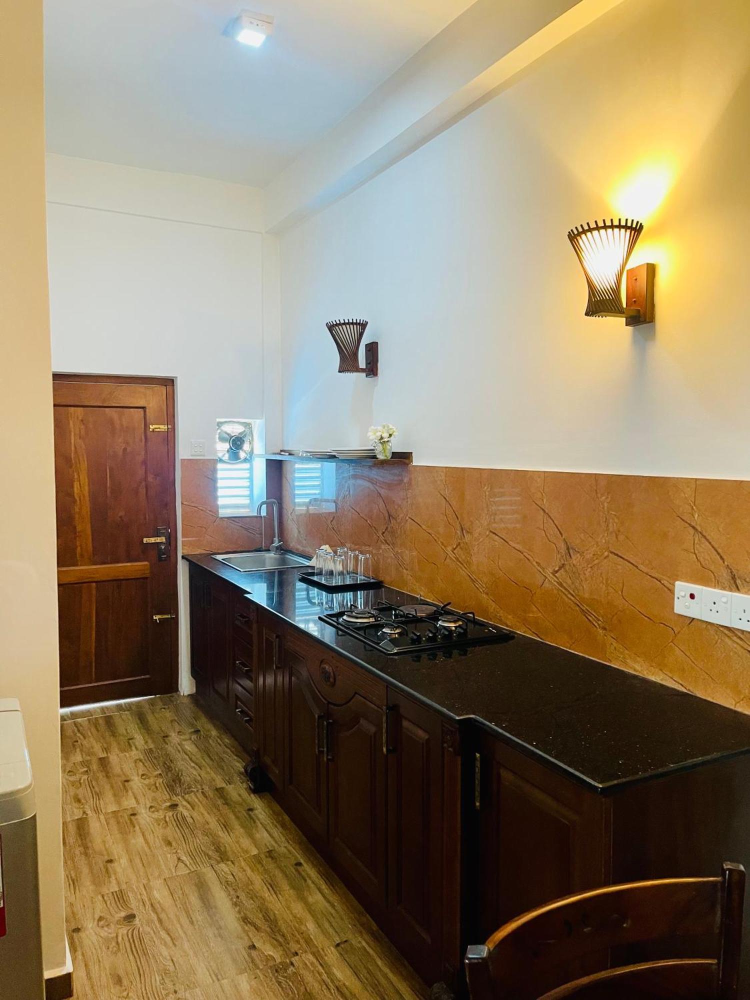Sand & Surf Guest House Негомбо Экстерьер фото