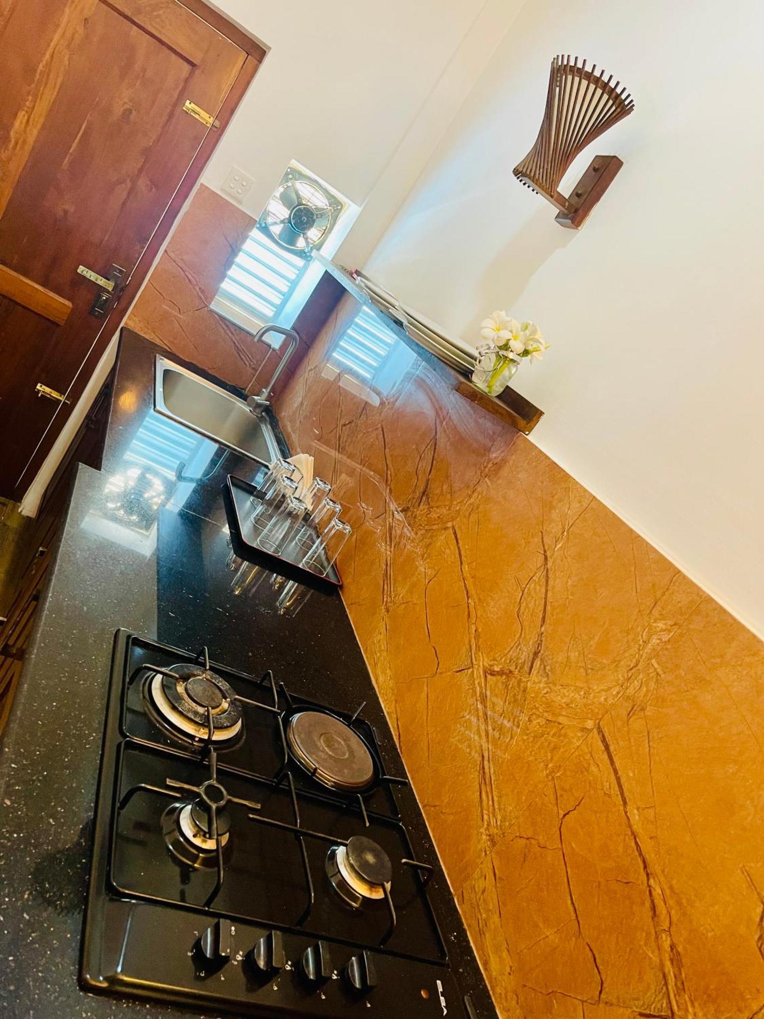 Sand & Surf Guest House Негомбо Экстерьер фото