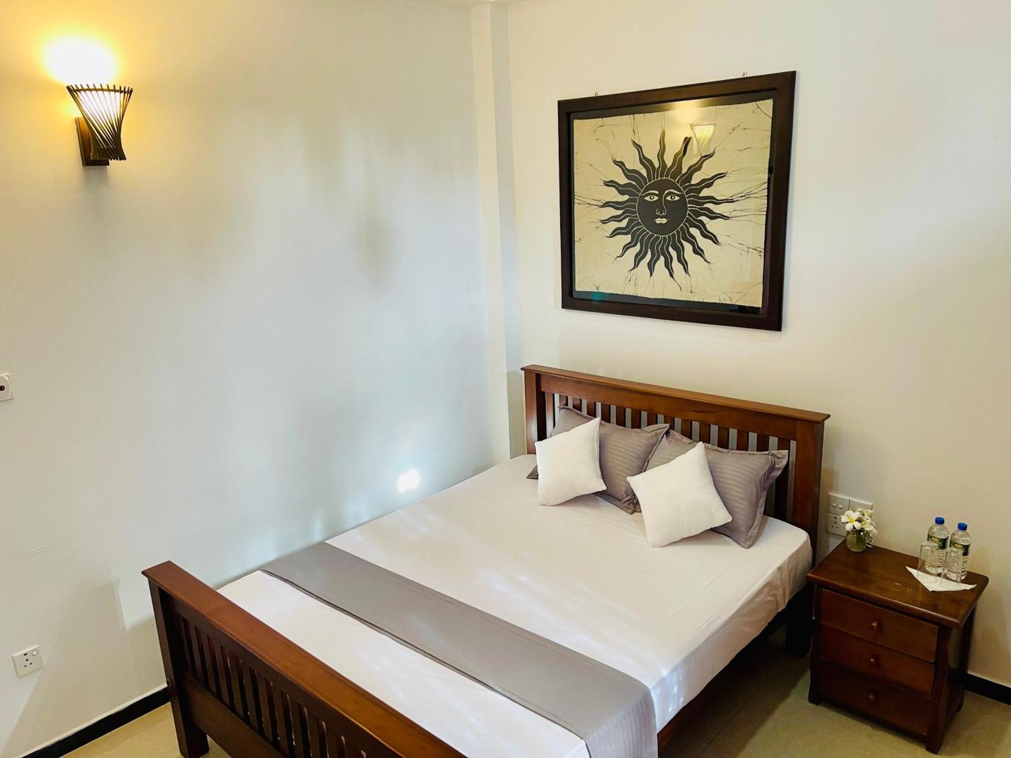 Sand & Surf Guest House Негомбо Экстерьер фото