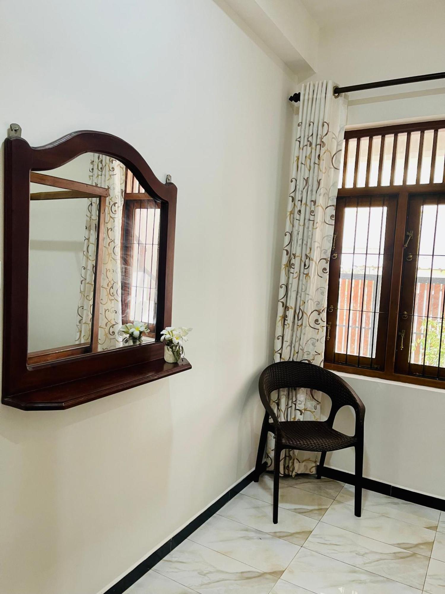 Sand & Surf Guest House Негомбо Экстерьер фото