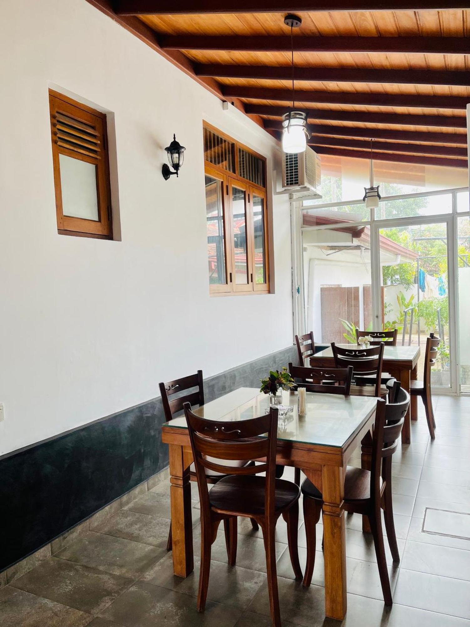 Sand & Surf Guest House Негомбо Экстерьер фото