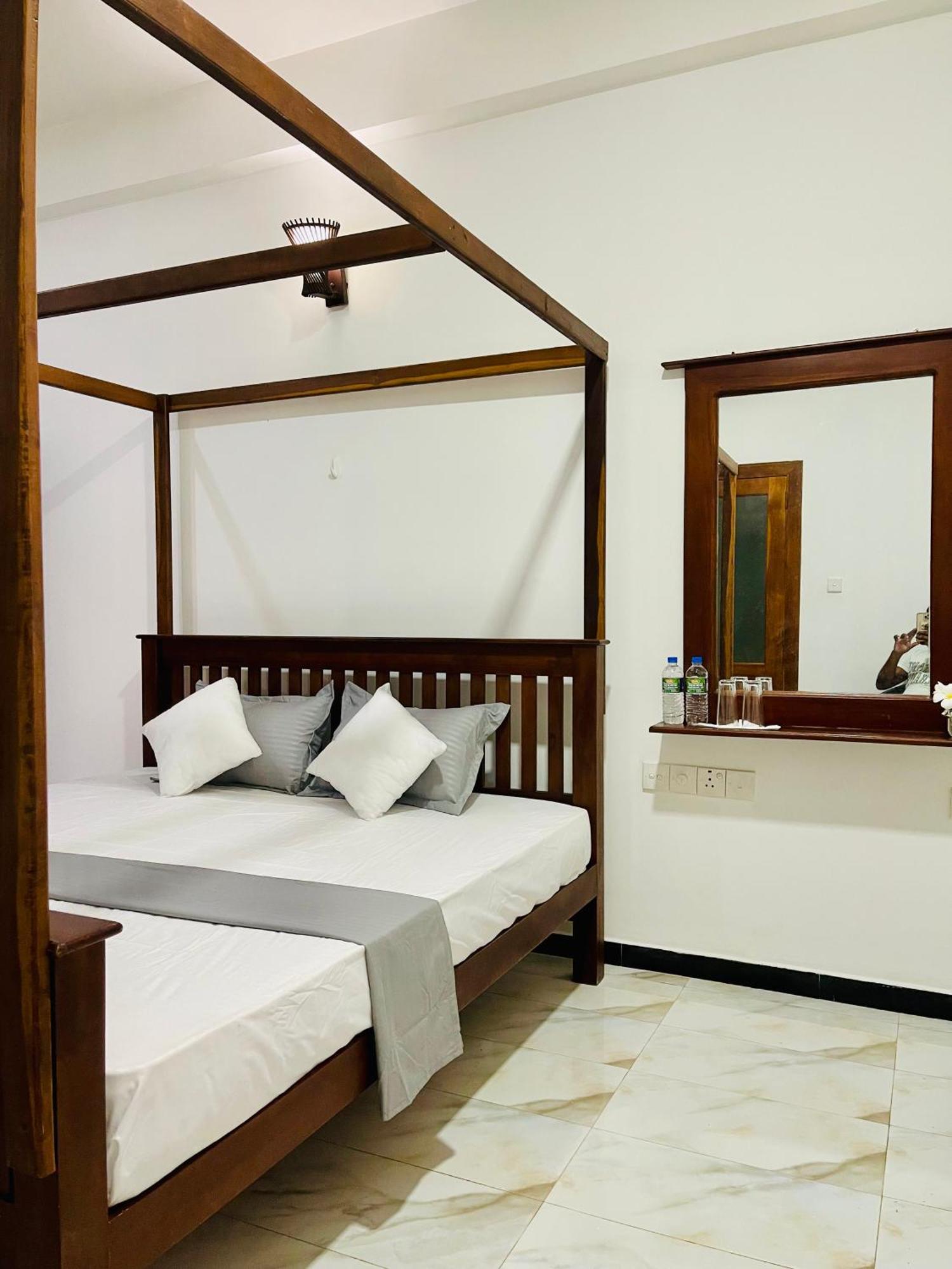 Sand & Surf Guest House Негомбо Экстерьер фото