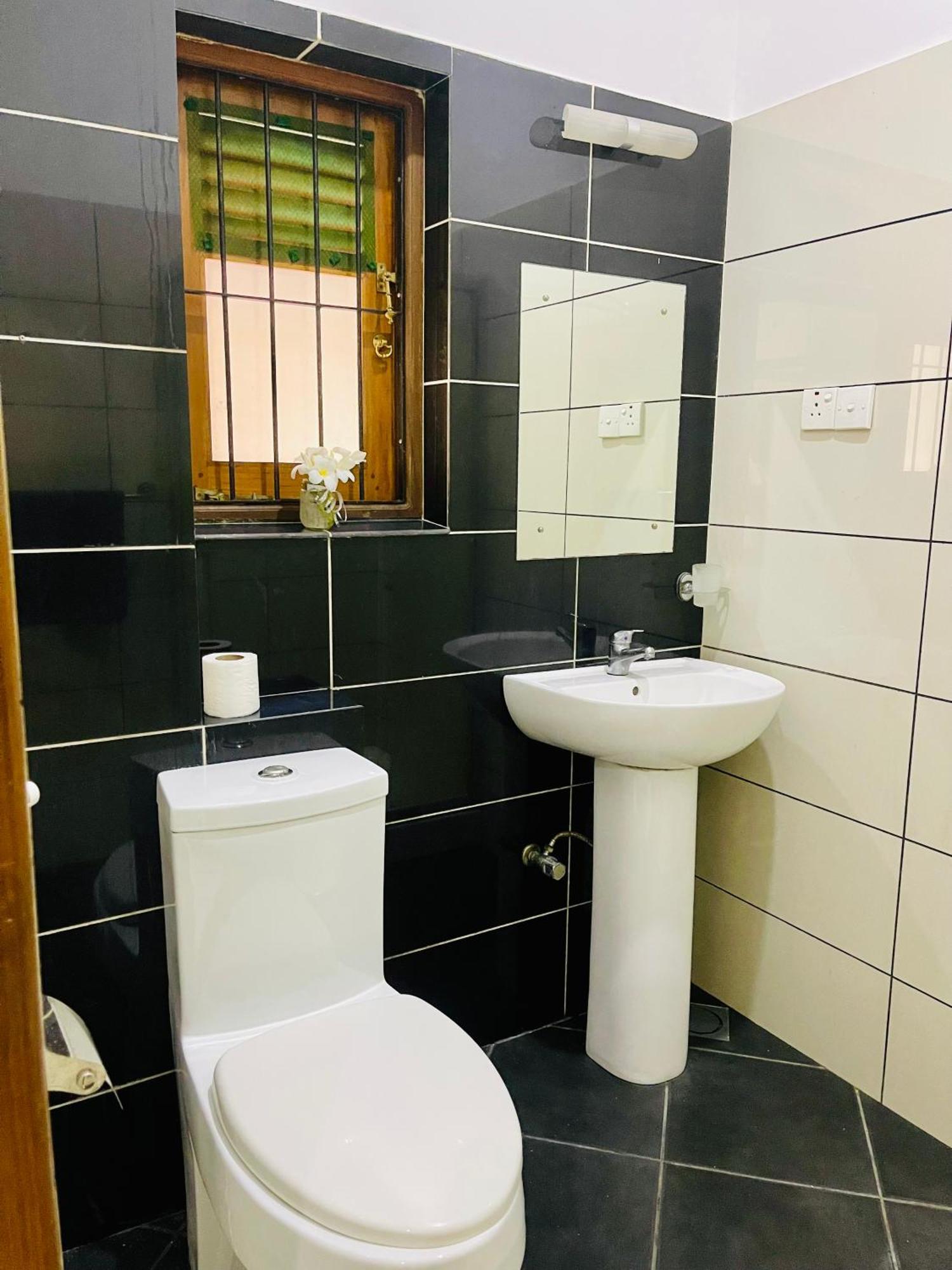 Sand & Surf Guest House Негомбо Экстерьер фото