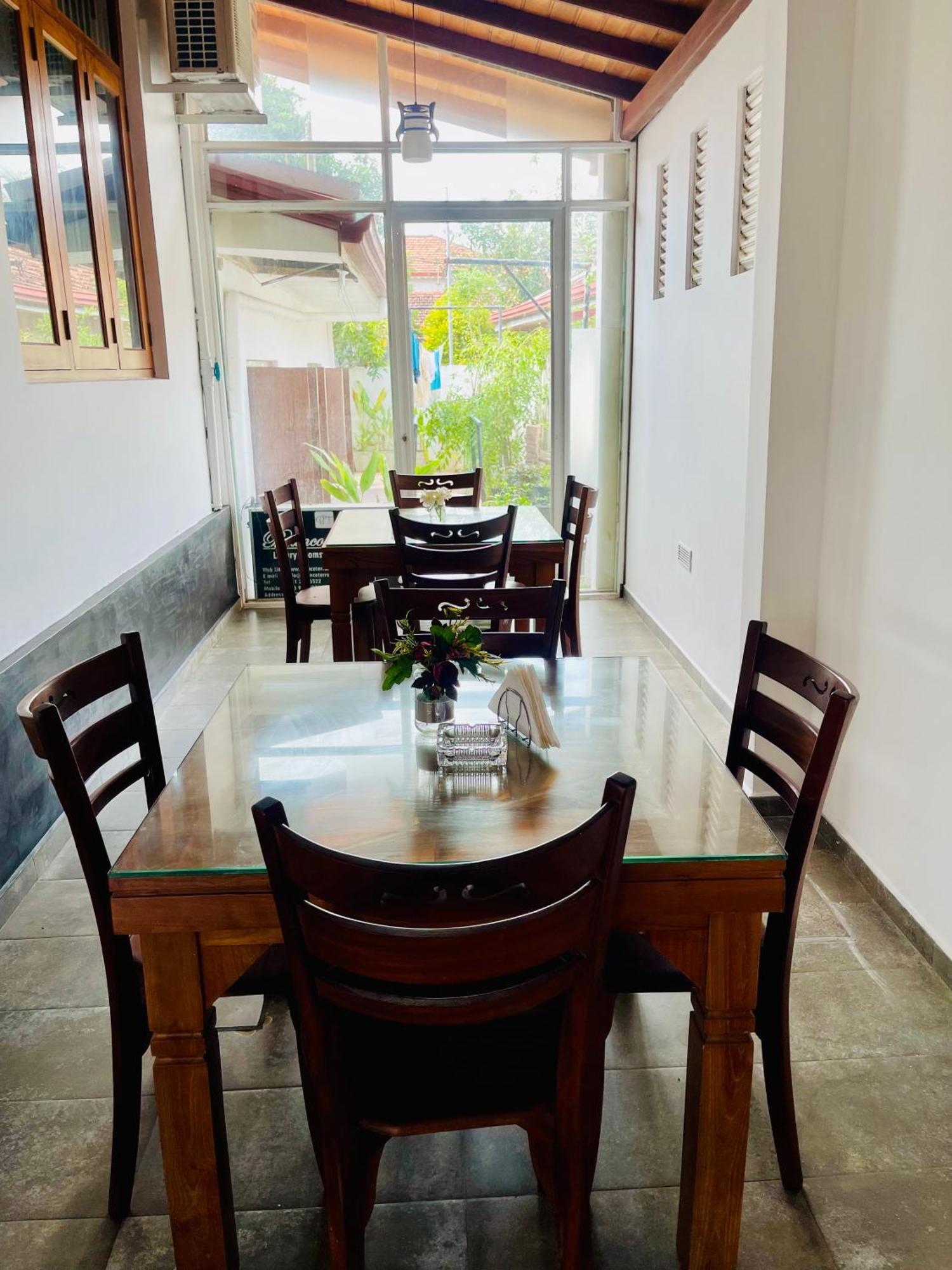 Sand & Surf Guest House Негомбо Экстерьер фото
